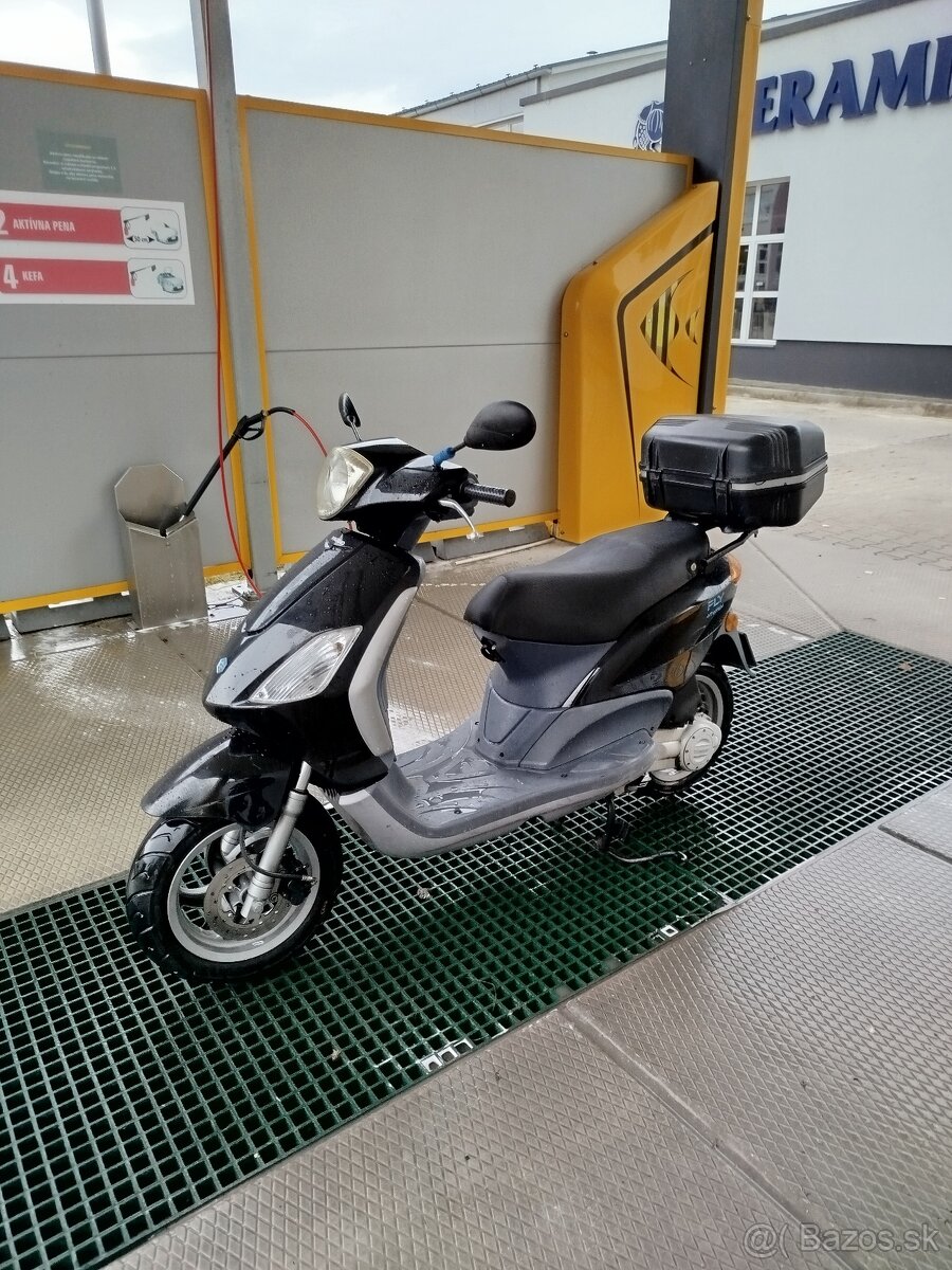 Predam skúter Piaggio Fly 50 4T