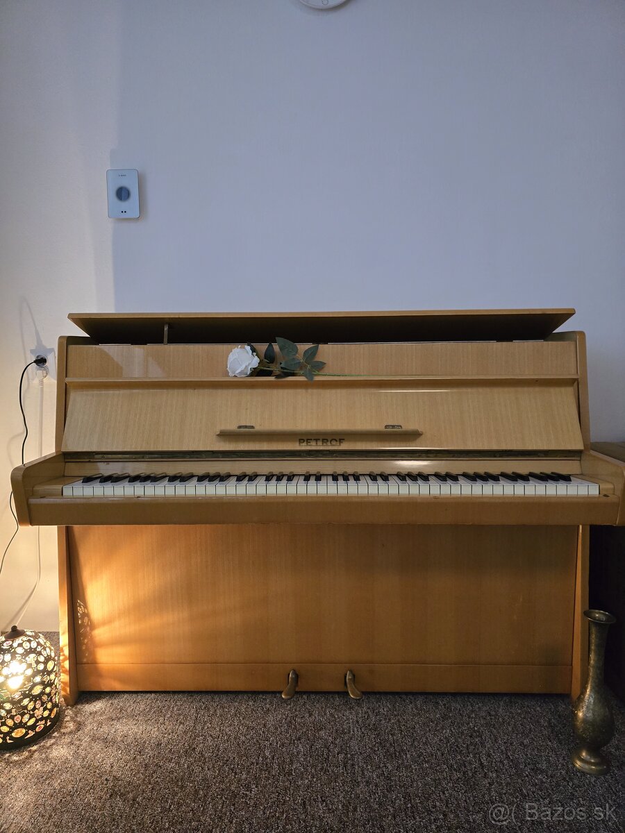Piano Petrof