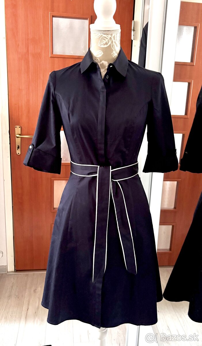 Tmavomodré šaty Orsay