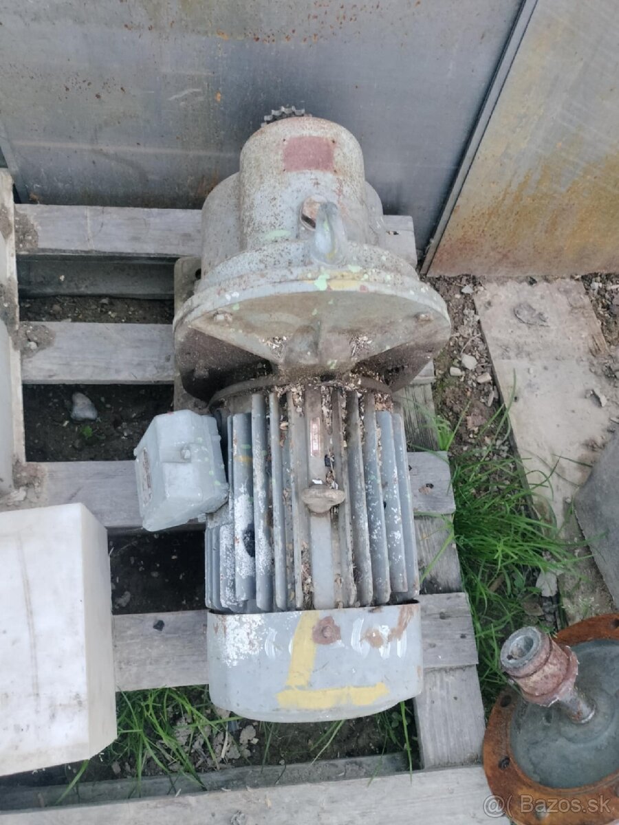 Elektromotor s prevodovkou (14)