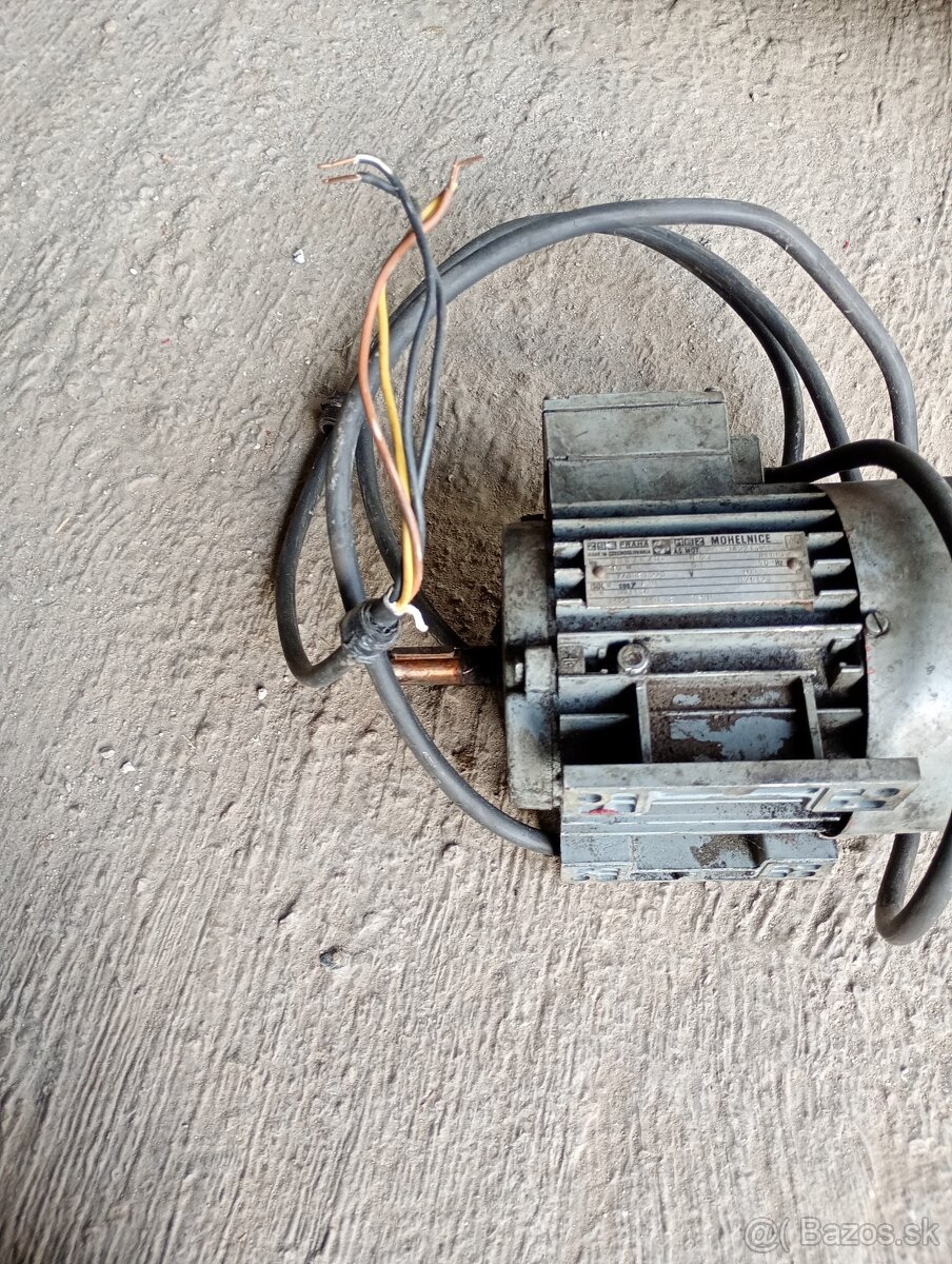 Motor s prevodovkou aj s remenicou.