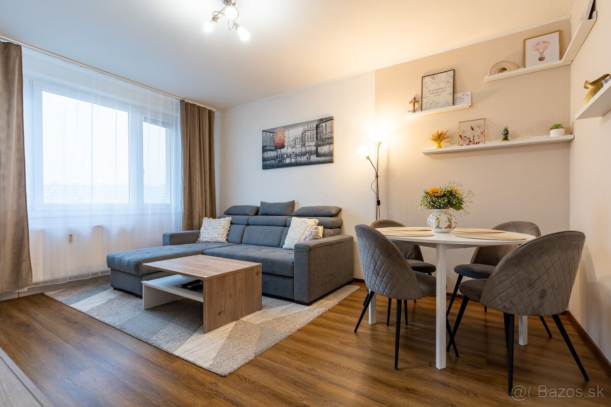 NA PREDAJ KRÁSNY 3 IZBOVÝ BYT S VÝHĽADOM NA MESTO | 64m2 + L