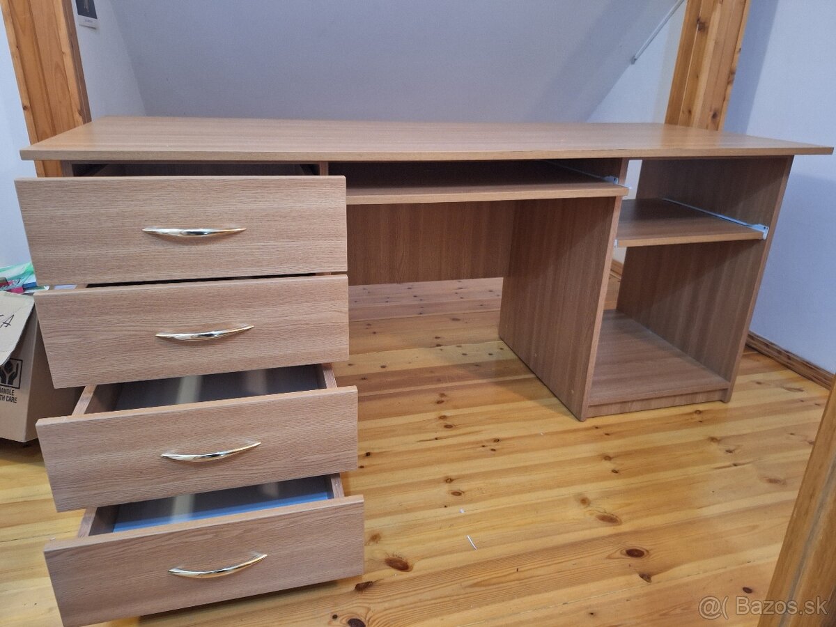 písací stôl a stolička