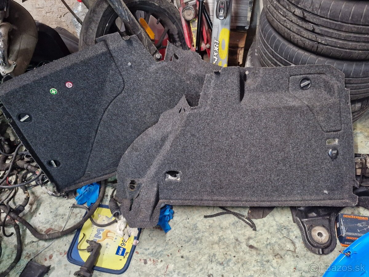 Bočné koberce do kufra sú z VW Golf 4