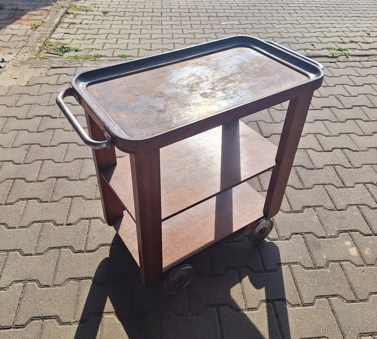 Servírovací stolík