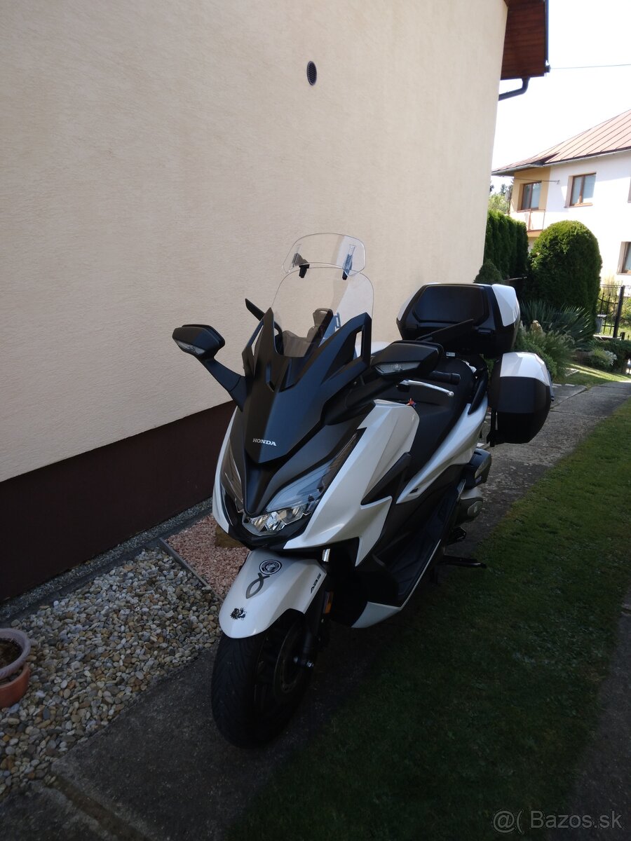 Honda Forza 125.