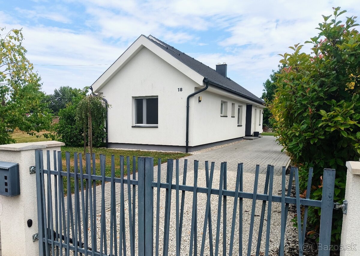 Priestranný dom len 30 minút od centra Bratislavy