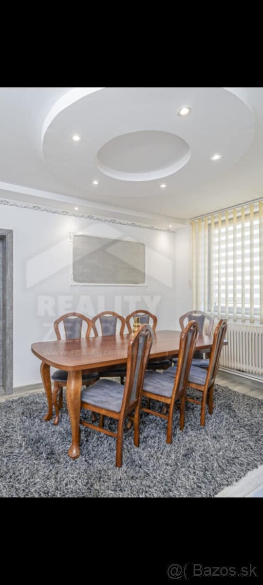 Jedálenský stôl 8 stolicky