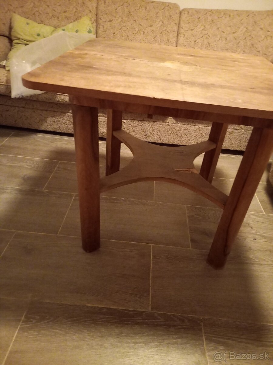 drevený rozkladací stôl