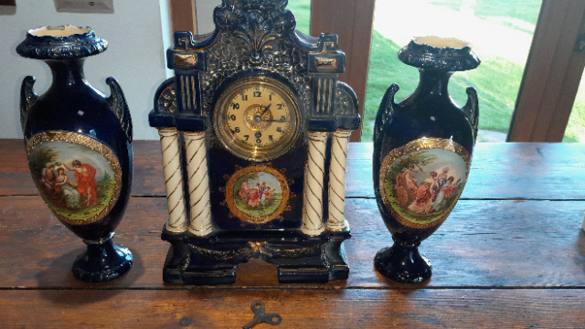 Porcelánové hodiny.