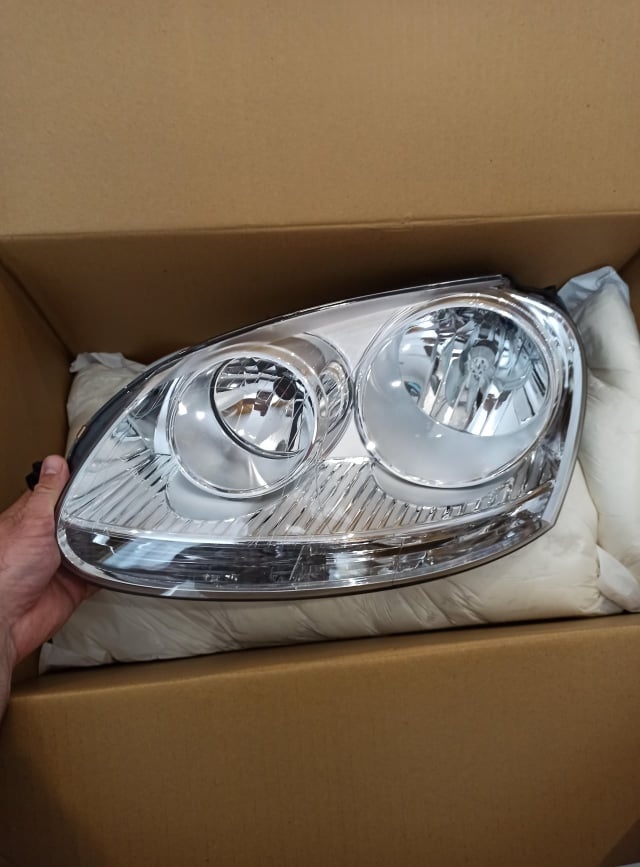 Svetlomety Volkswagen Golf 5 / Jetta
