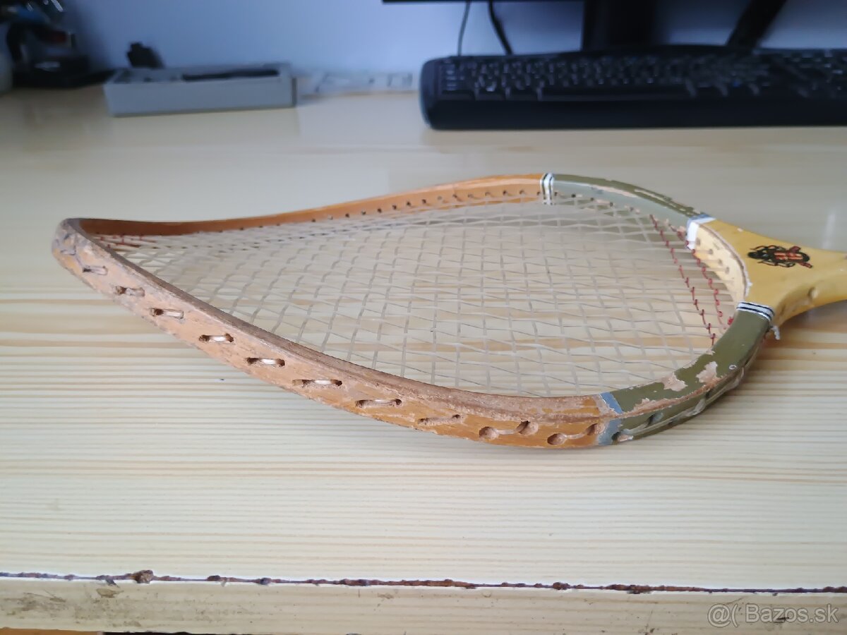 Krivá badmintonová raketa pre recesistov