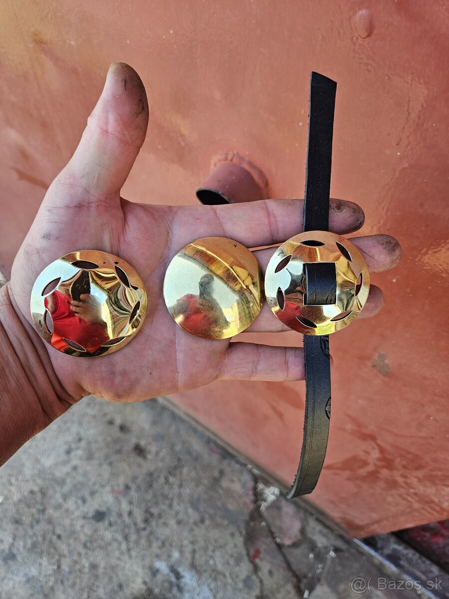 Mosadzne puklice  ozdoby na ohlavku postroje