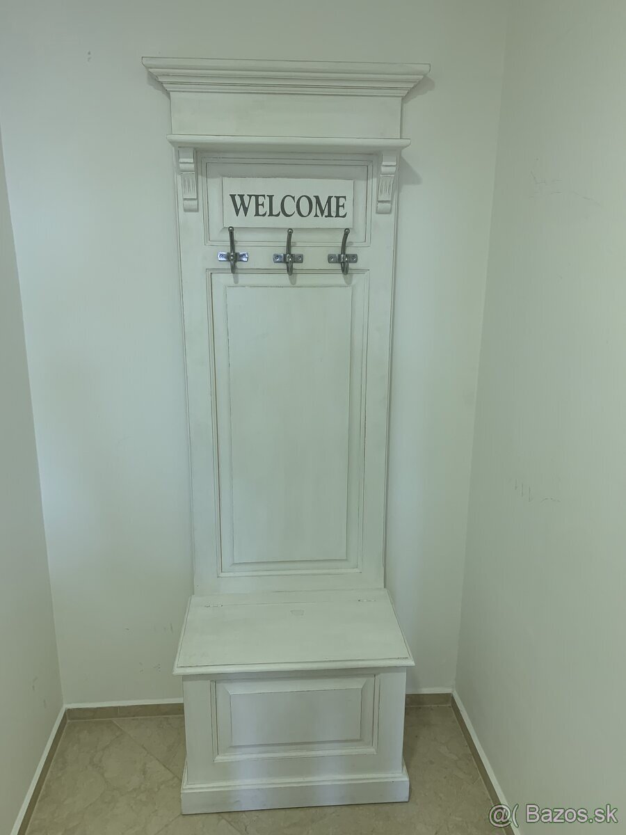 Vešiaková stena s botníkom