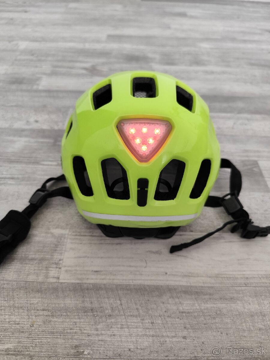 Svietiaca cyklistická prilba