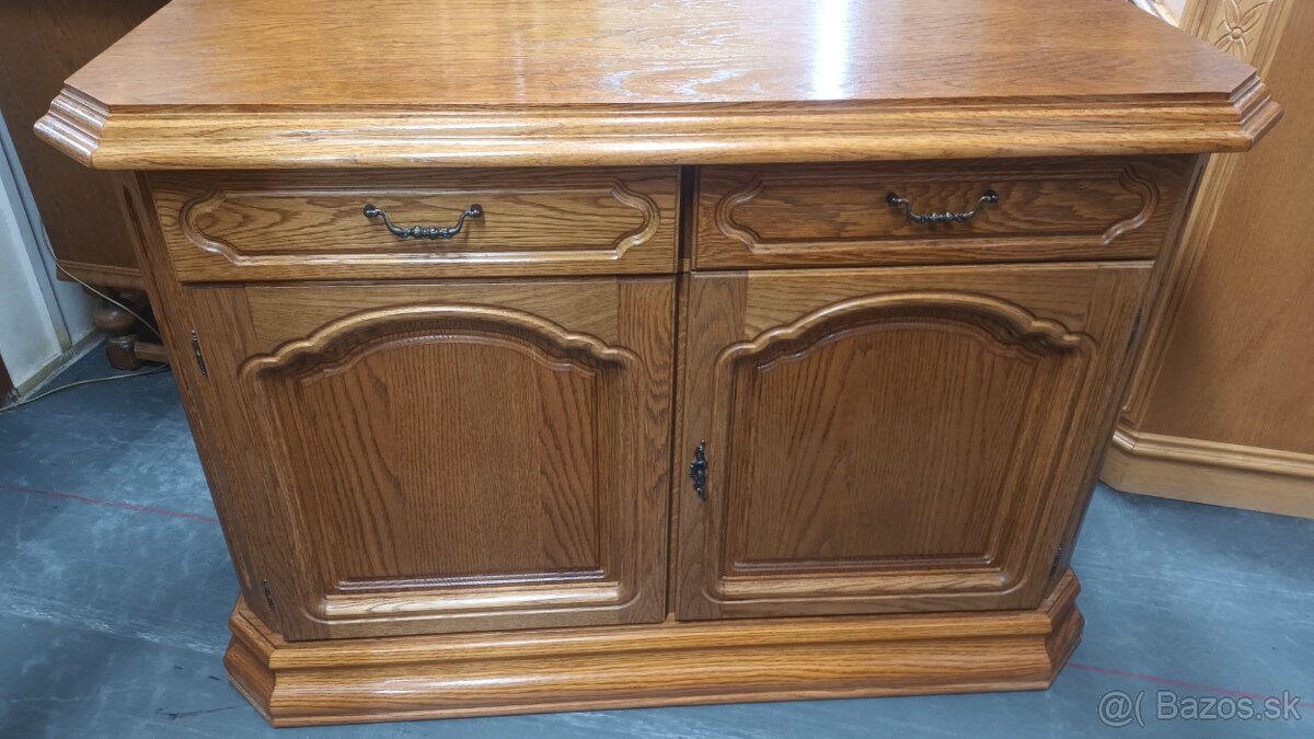 Rustikalna masívna komoda
