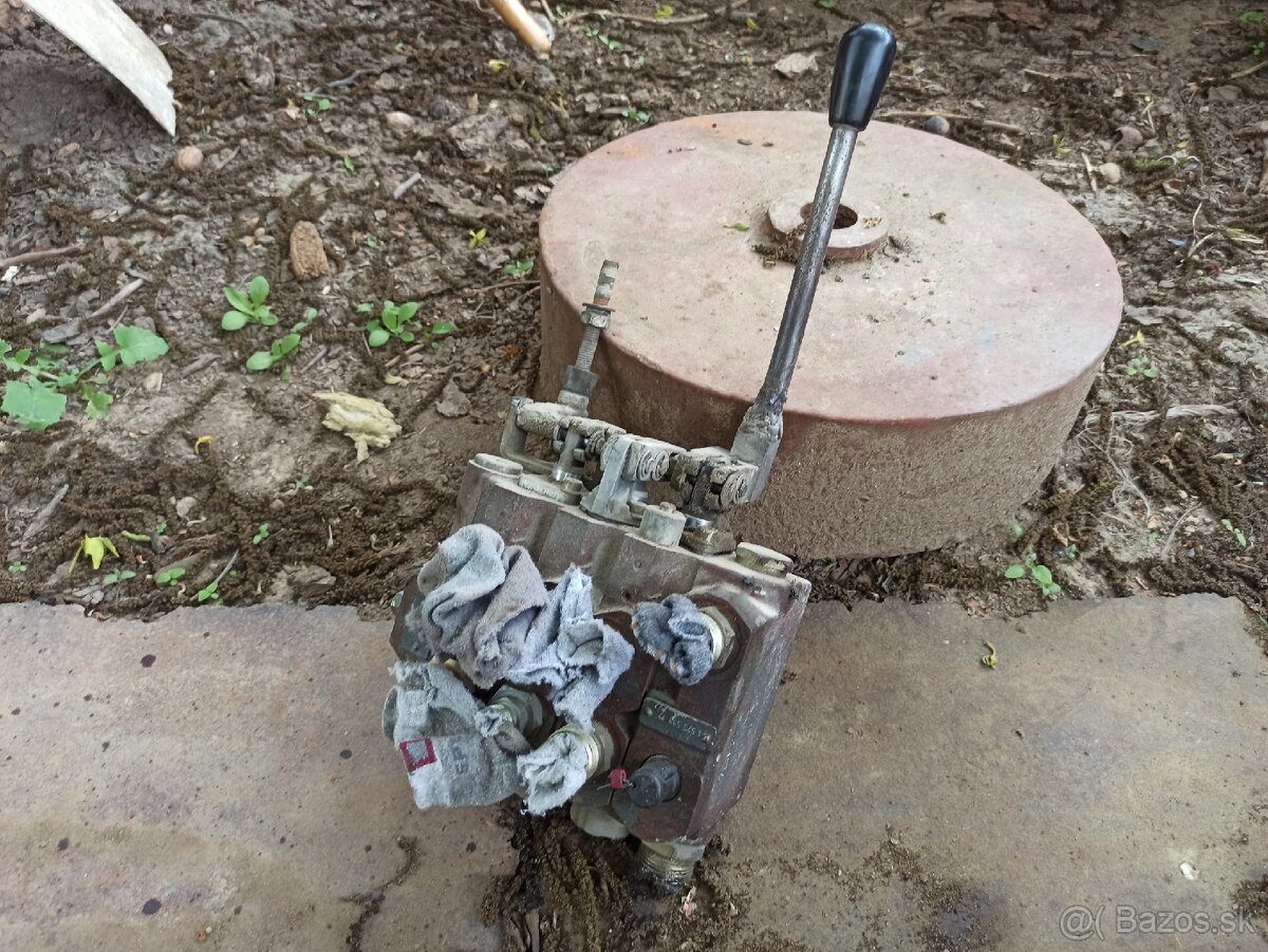 Hydraulický rozvádzač 3 sekciový