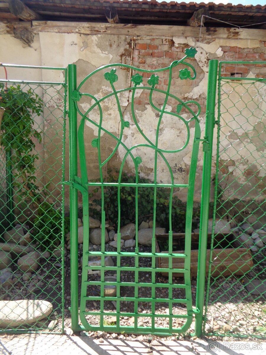 Zahradna brana s veselym kvetinovym motivom