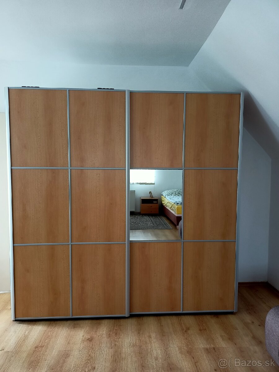 Šatníková skriňa s posuvnými dverami
