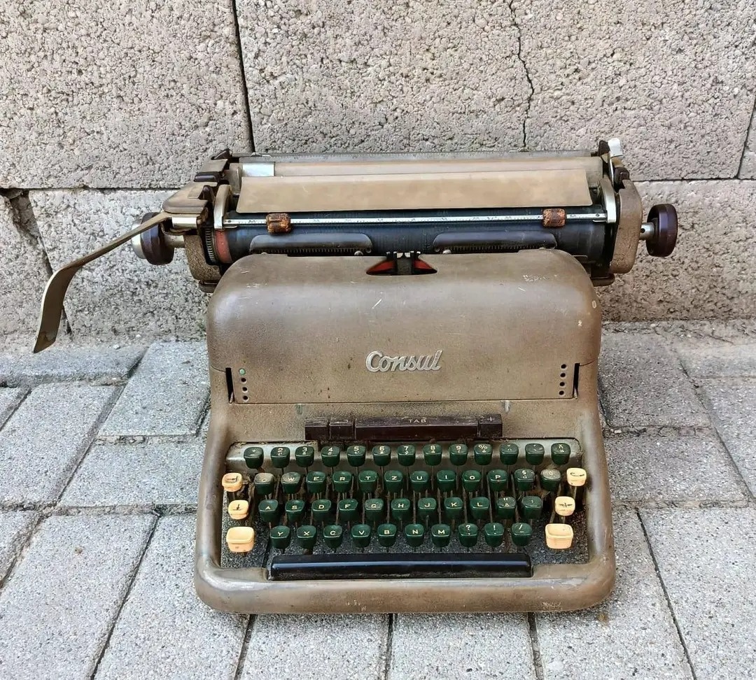 Písací stroj Made In Czechoslovakia, pevná linka.