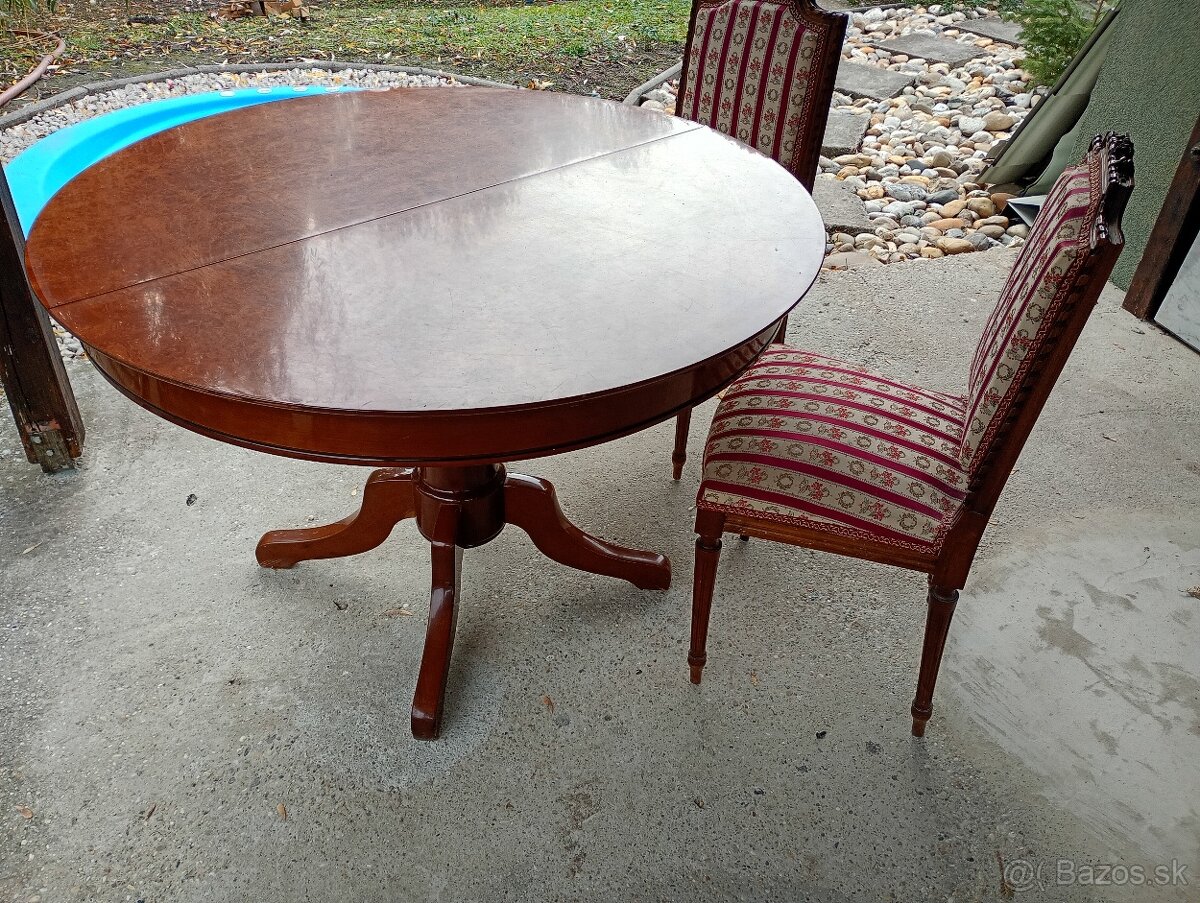 Jedálenský stôl a stoličky