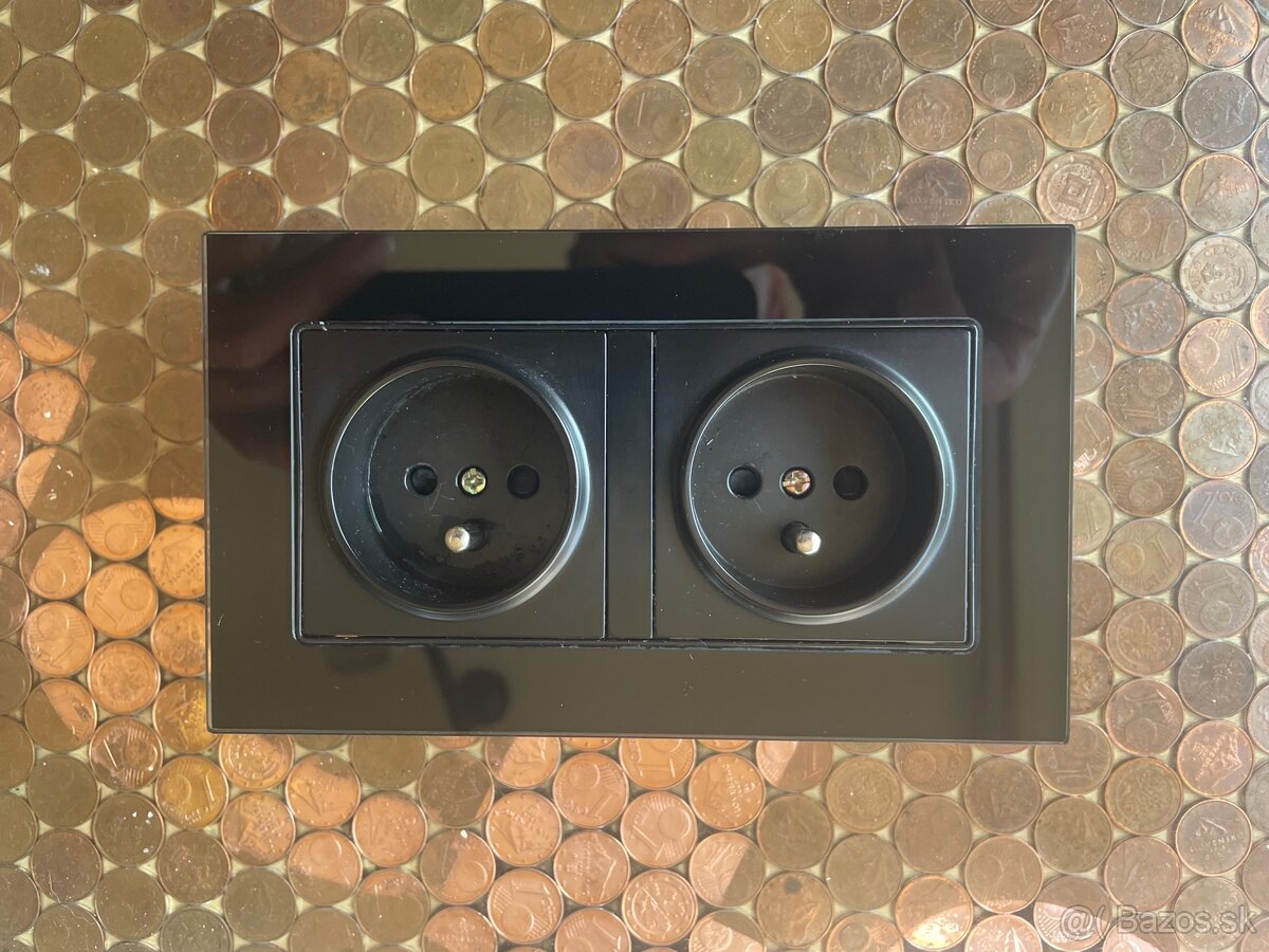 Zásuvka dvojitá sklenená čierna