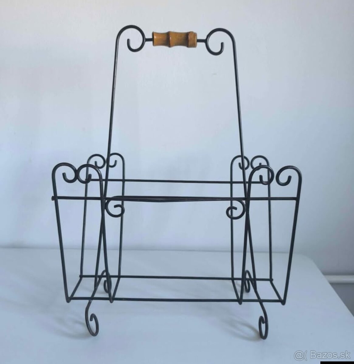 Kovovy ozdobny stojan