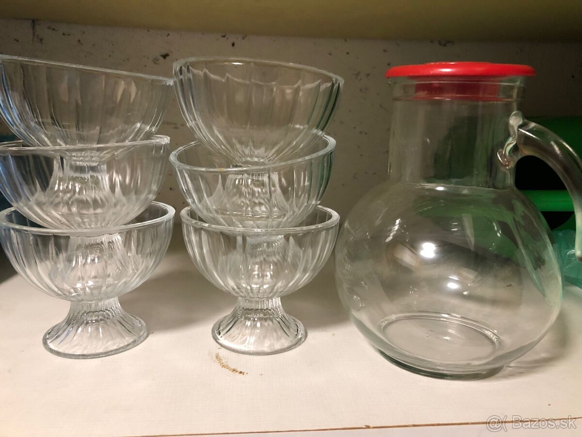 Džbán a poháre na zmrzlinu