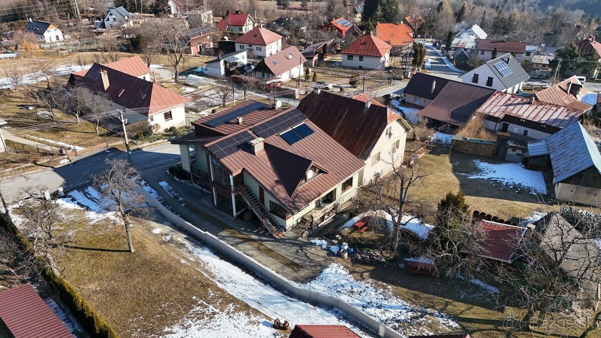 EXKLUZÍVNE Rodinný dom s 2 bytovými jednotkami v obci Krá