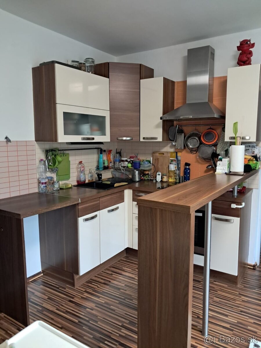 Kvalitná rohová kuchynská linka so spotrebičmi