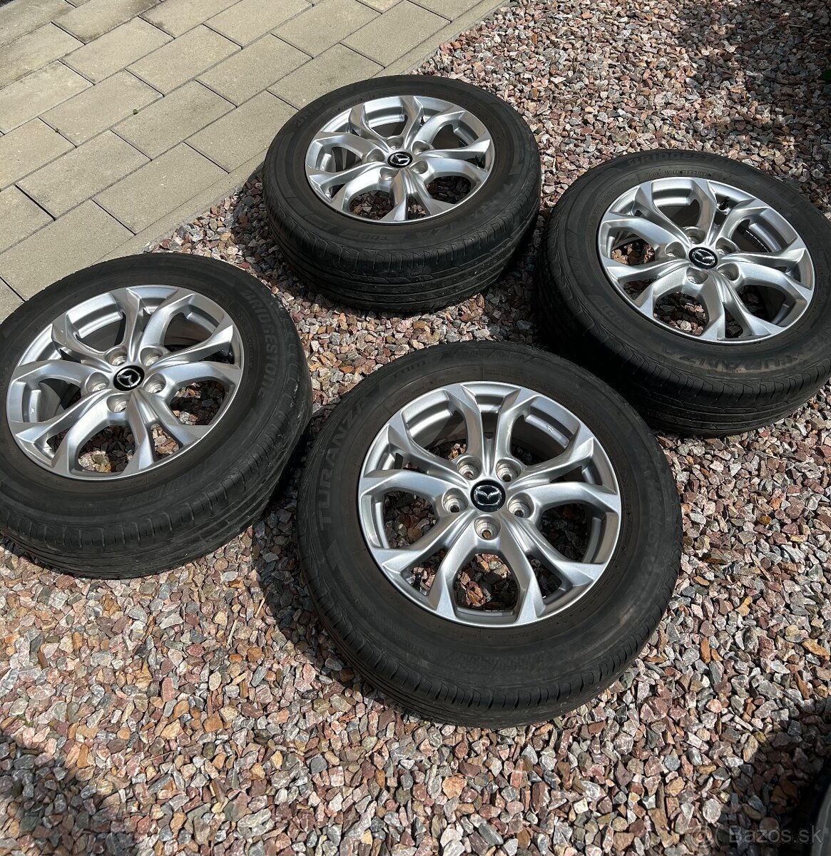 Letné pneu BRIDGESTONE 215/60 R16 na originál MAZDA diskoch