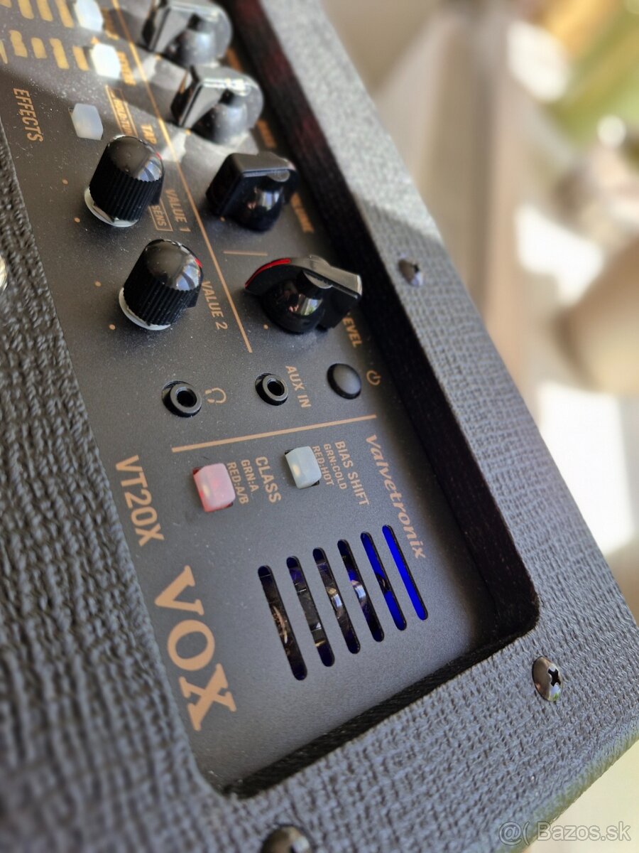Pololampové modelingové gitarové kombo Vox VT20X 20W