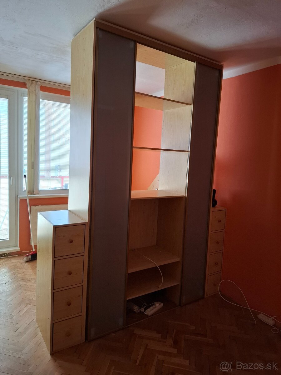 Darujem za odvoz obývaciu stenu