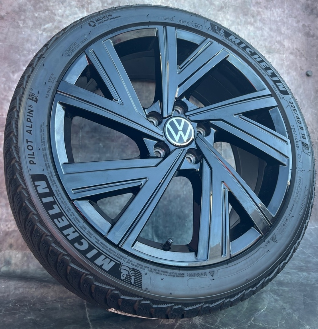Zimní sada VW Golf Bergamo black 225/40R18
