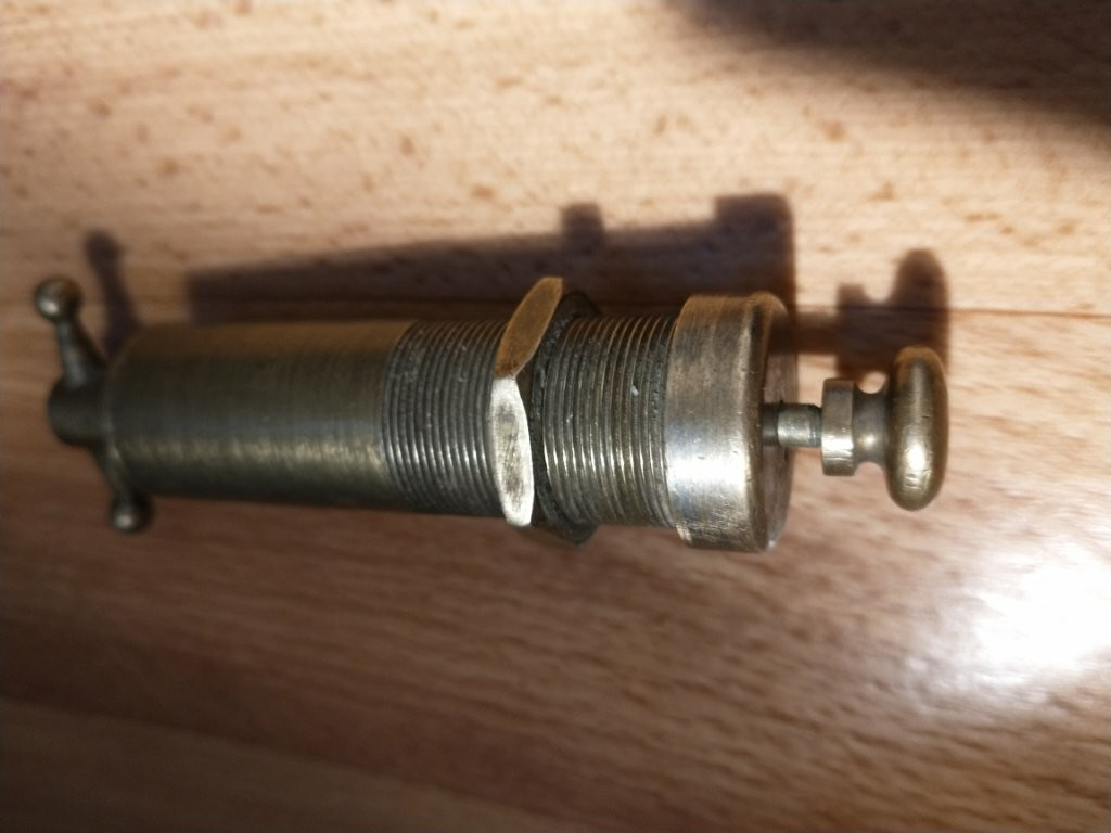 Ručná olejová pumpa určená na presné dávkovanie maziva