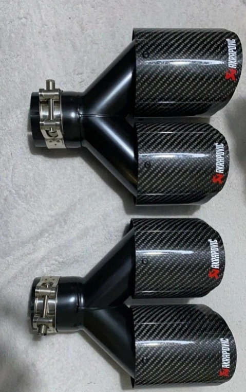 Nerezová koncovka výfuku Carbon dizajn s logom Akrapovič