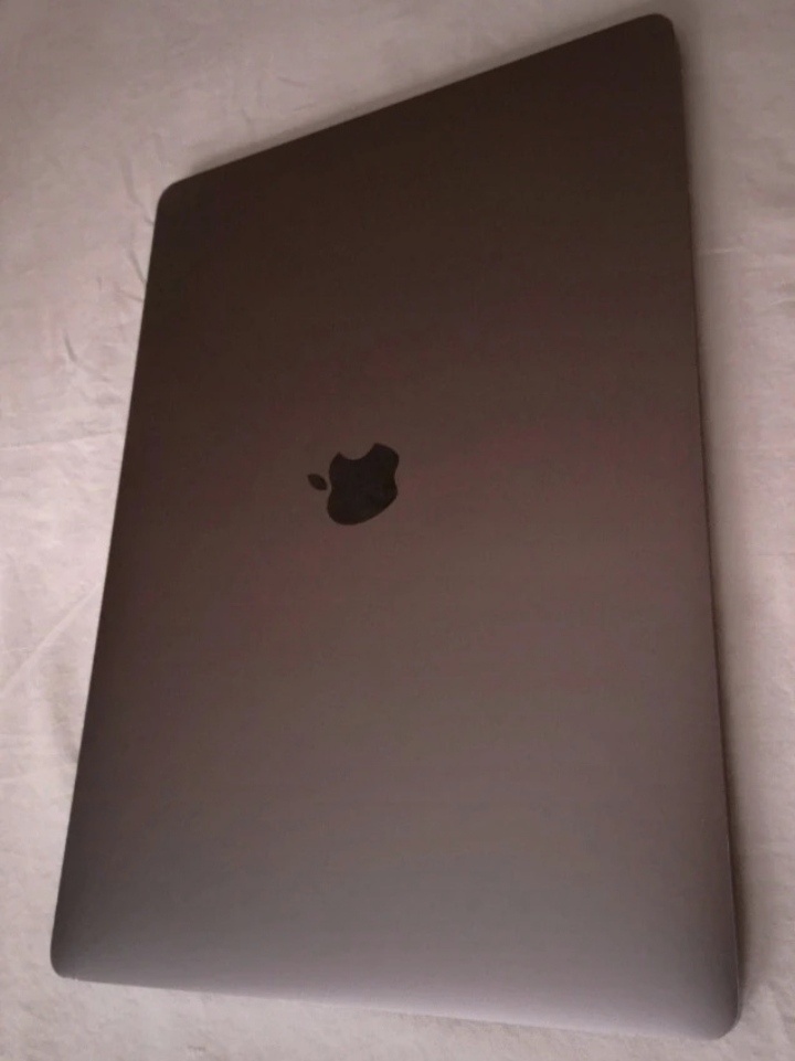 Macbook Pro Retina 15 2018 i7 Cena 470€