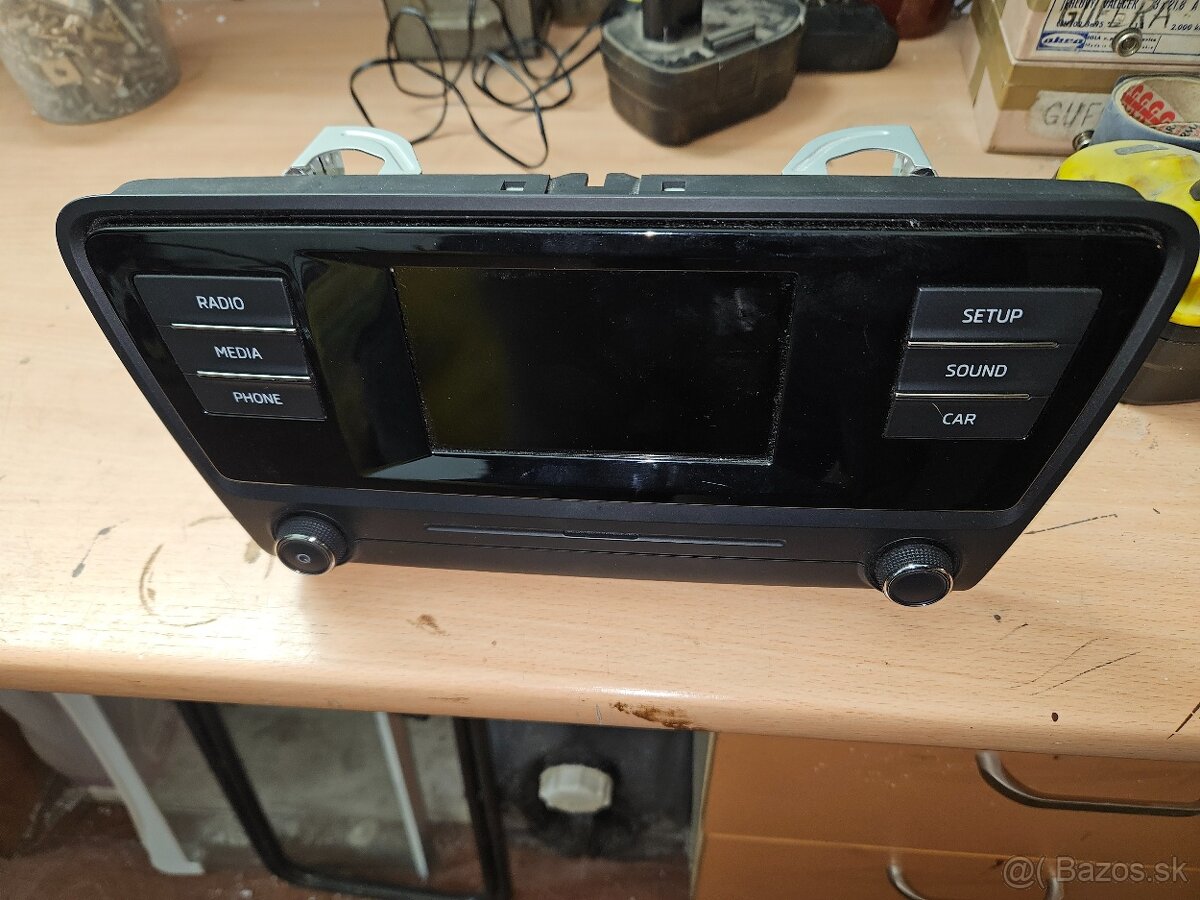 Predám autoradio na škodu octaviu III.