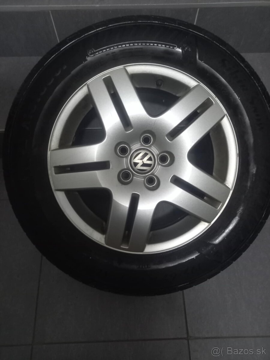 originál disky r15 Volkswagen 4 na zimných pneumatikách