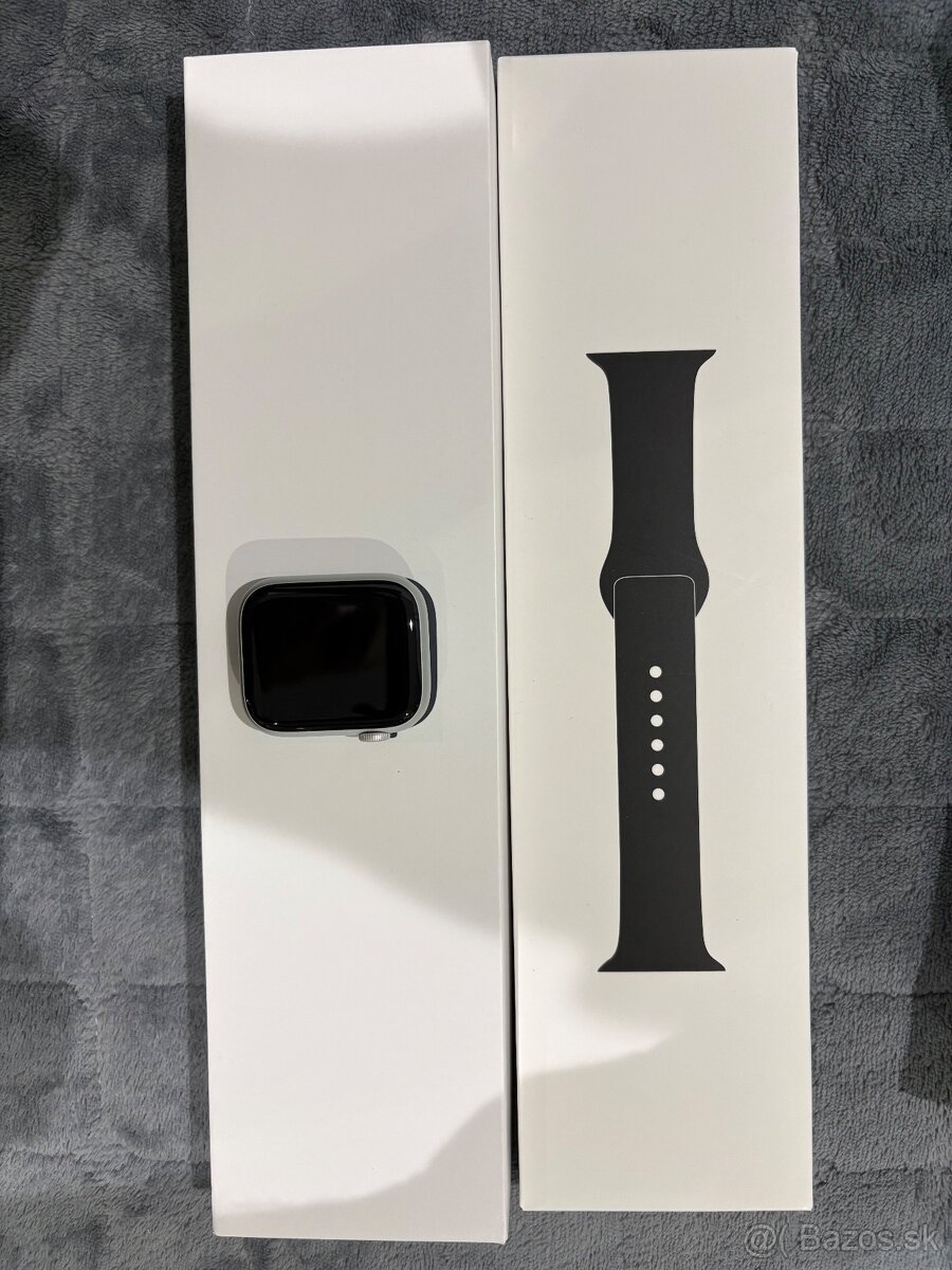 Apple Watch 8, 45mm, strieborné