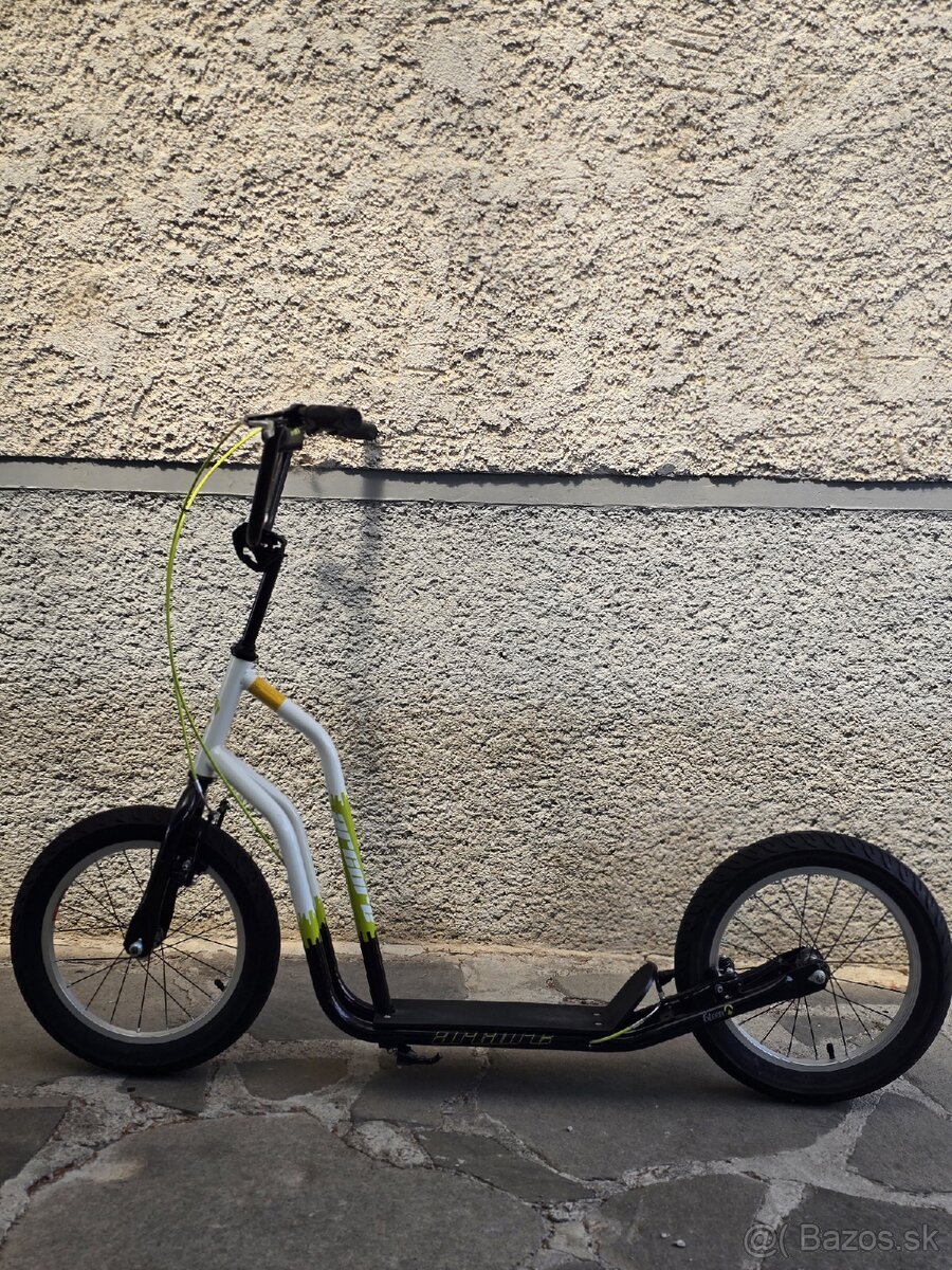 Veľká čierno/bielo/žltá kolobežka