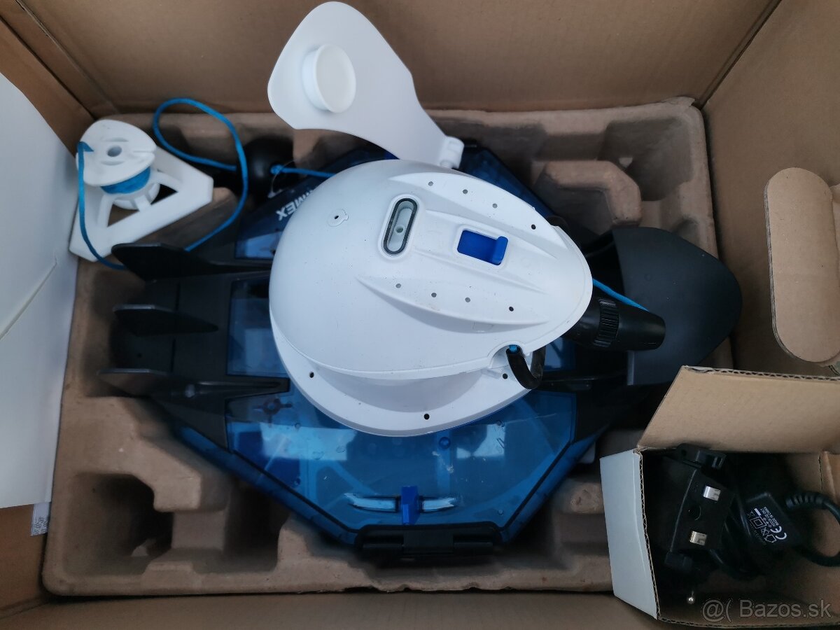 Bazenovy robotický vysávač