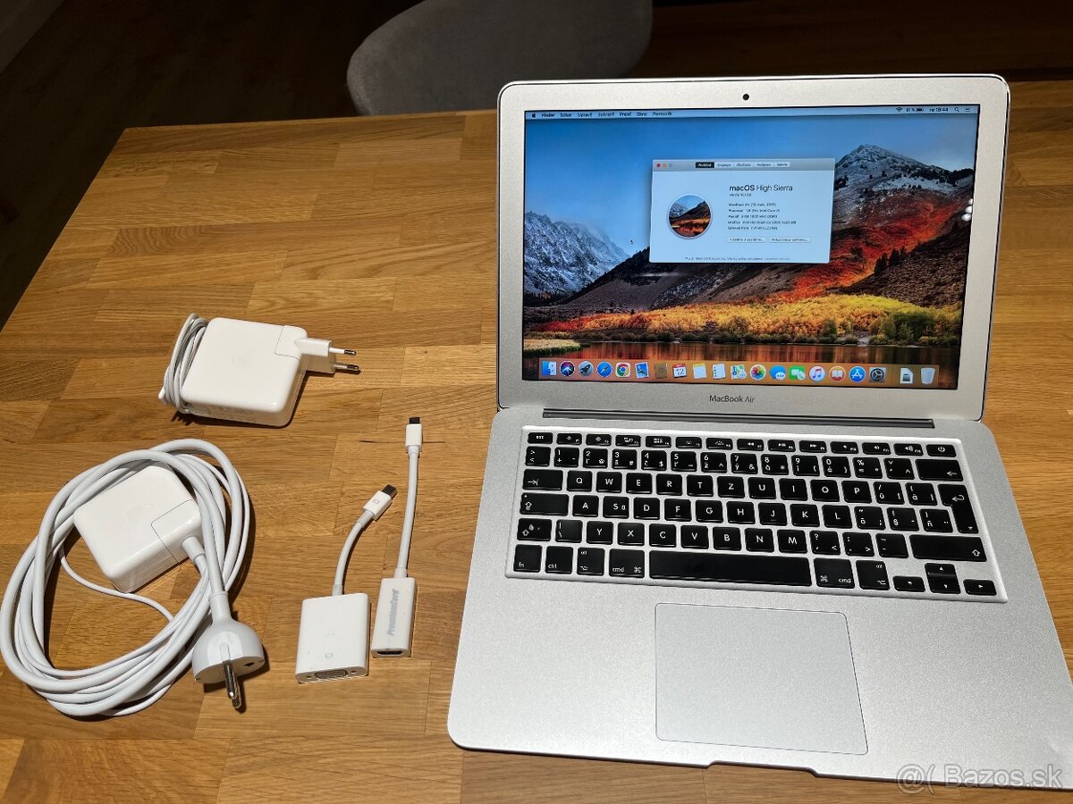 💻 MacBook Air 13″ (2017) – 8 GB RAM, 256 GB SSD, 2 nab.