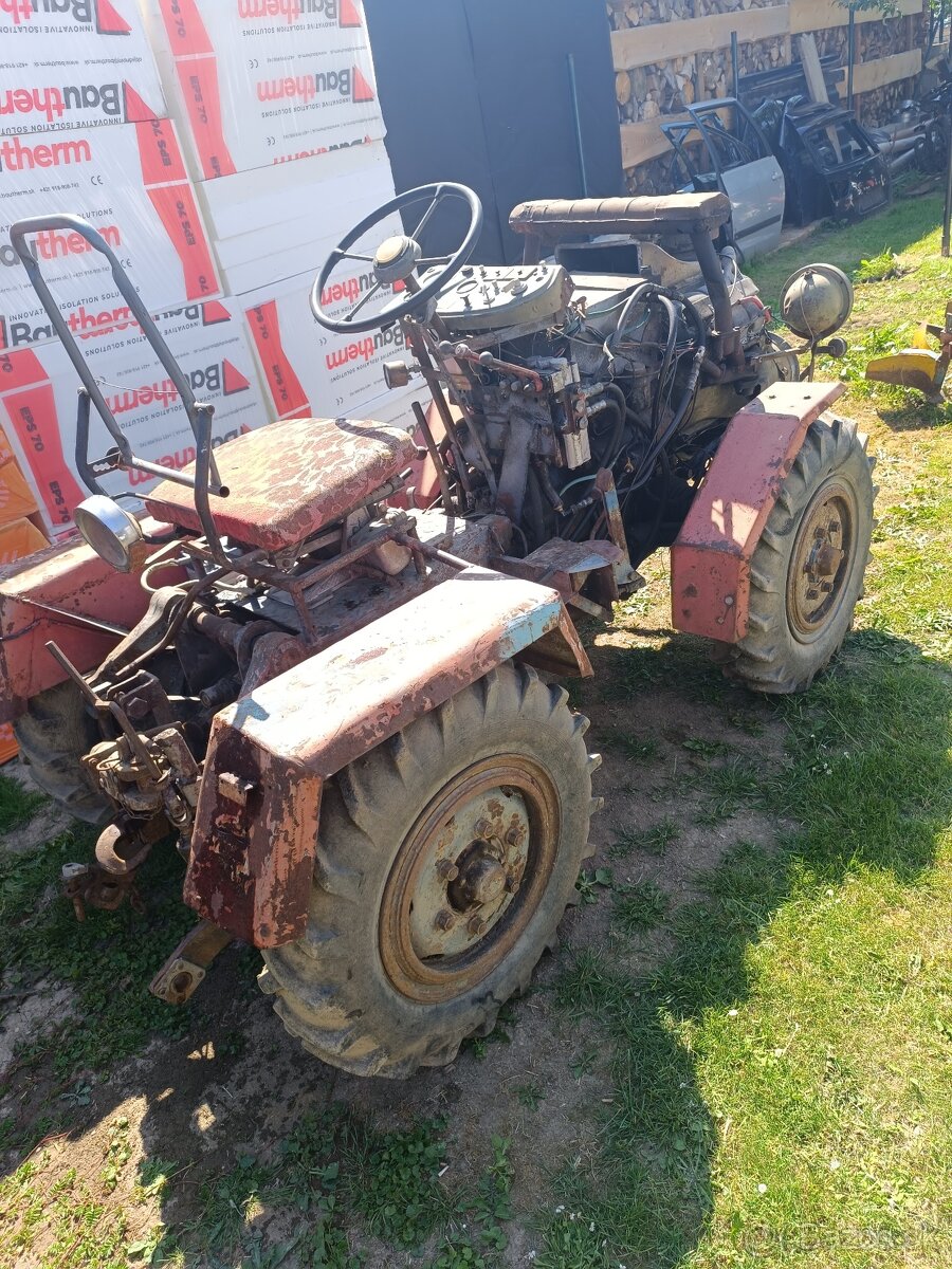 Malotraktor Tatra 805 4x4 aj s pruhmi