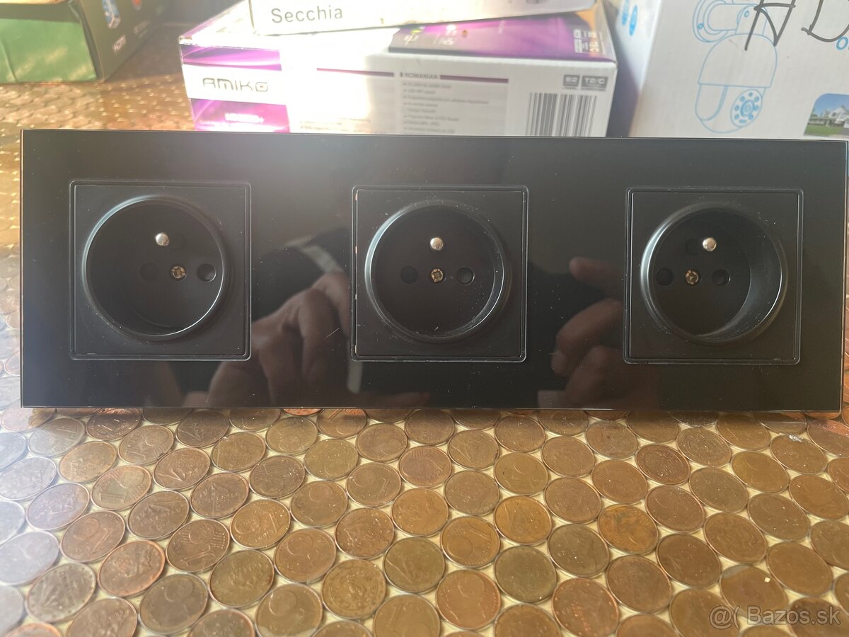 Zásuvka trojitá sklenená čierna