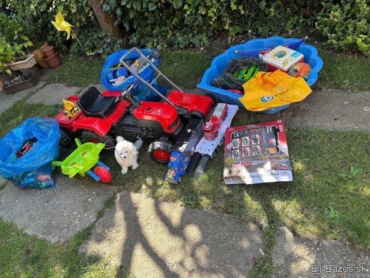 rozne hracky po 1 dietati