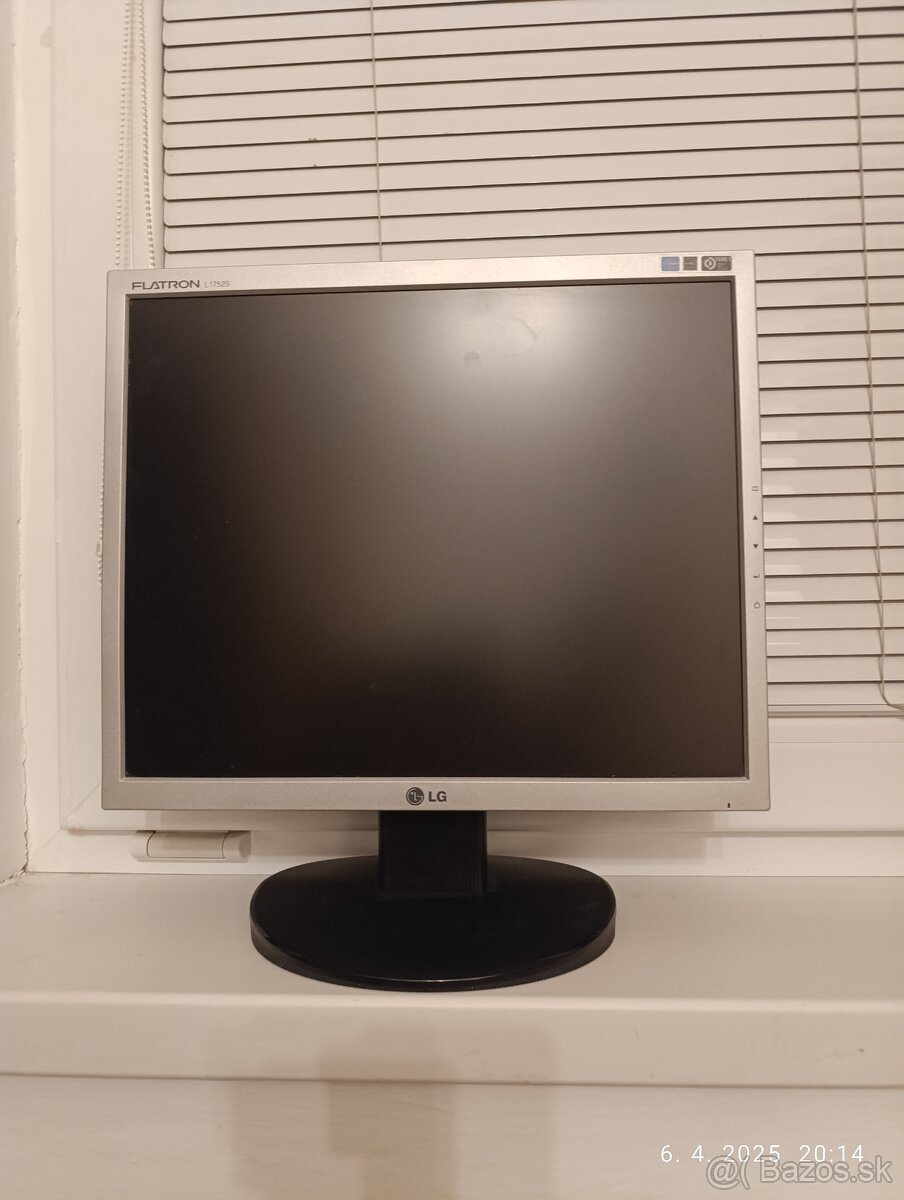 Darujem starsi ale funkčný monitor