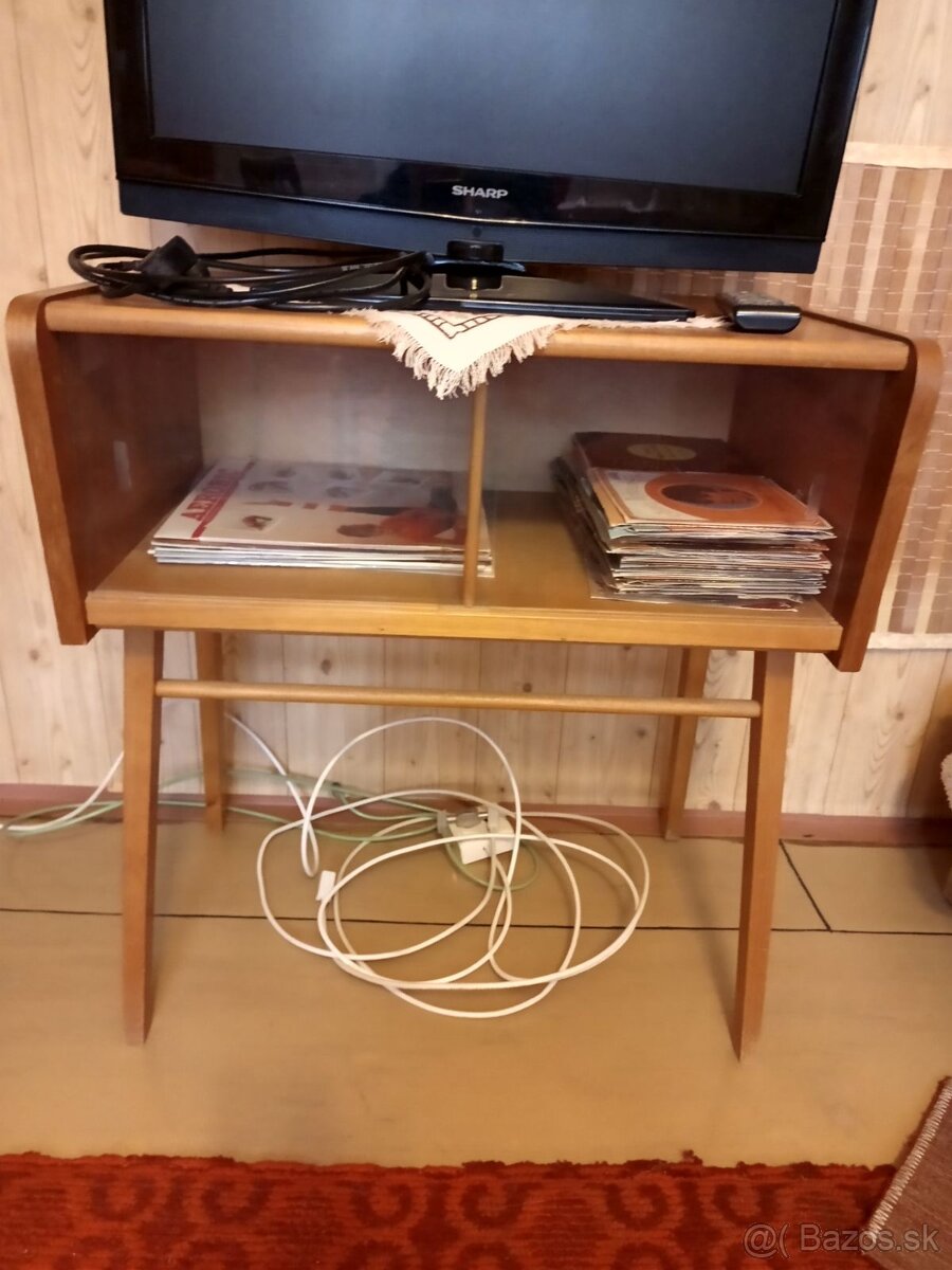 Retro skrinkapod televizor