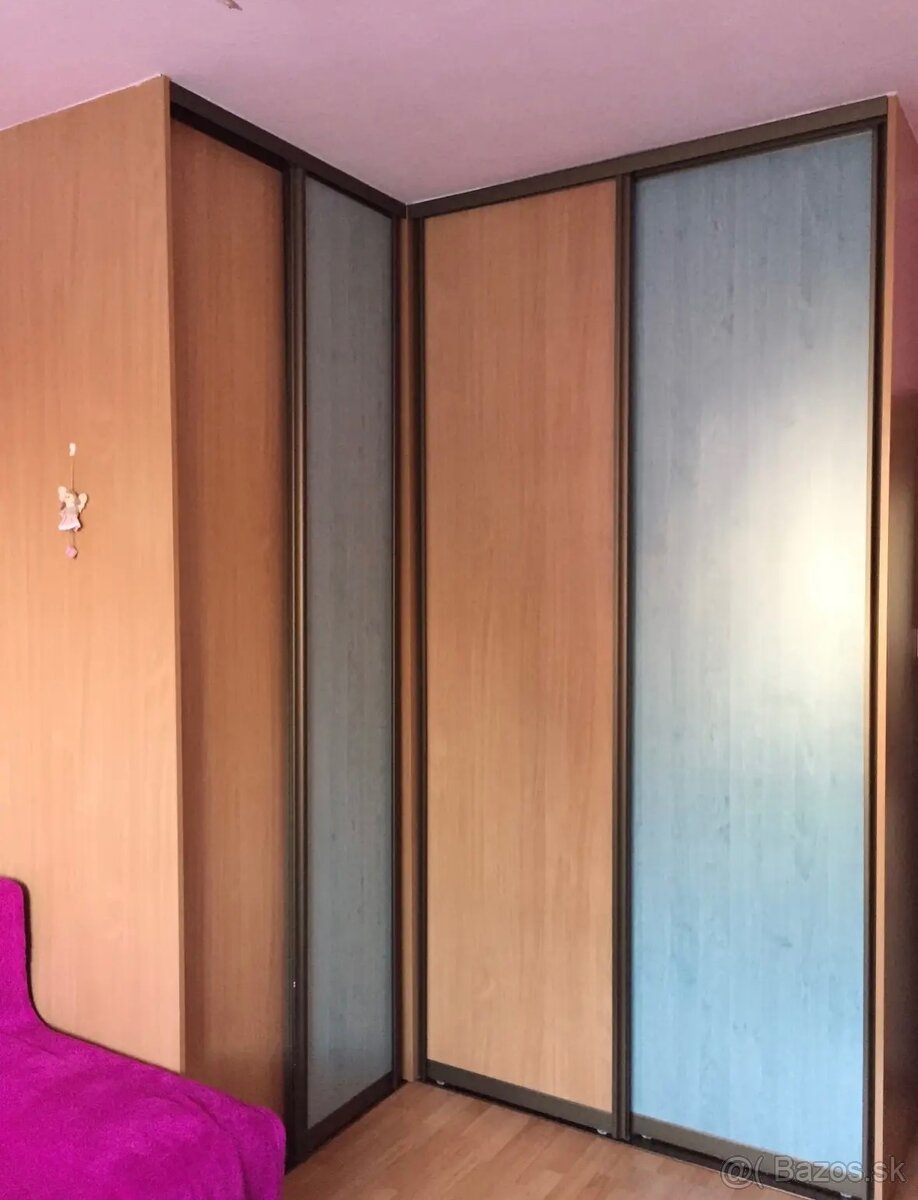 Vstavaná skriňa do L