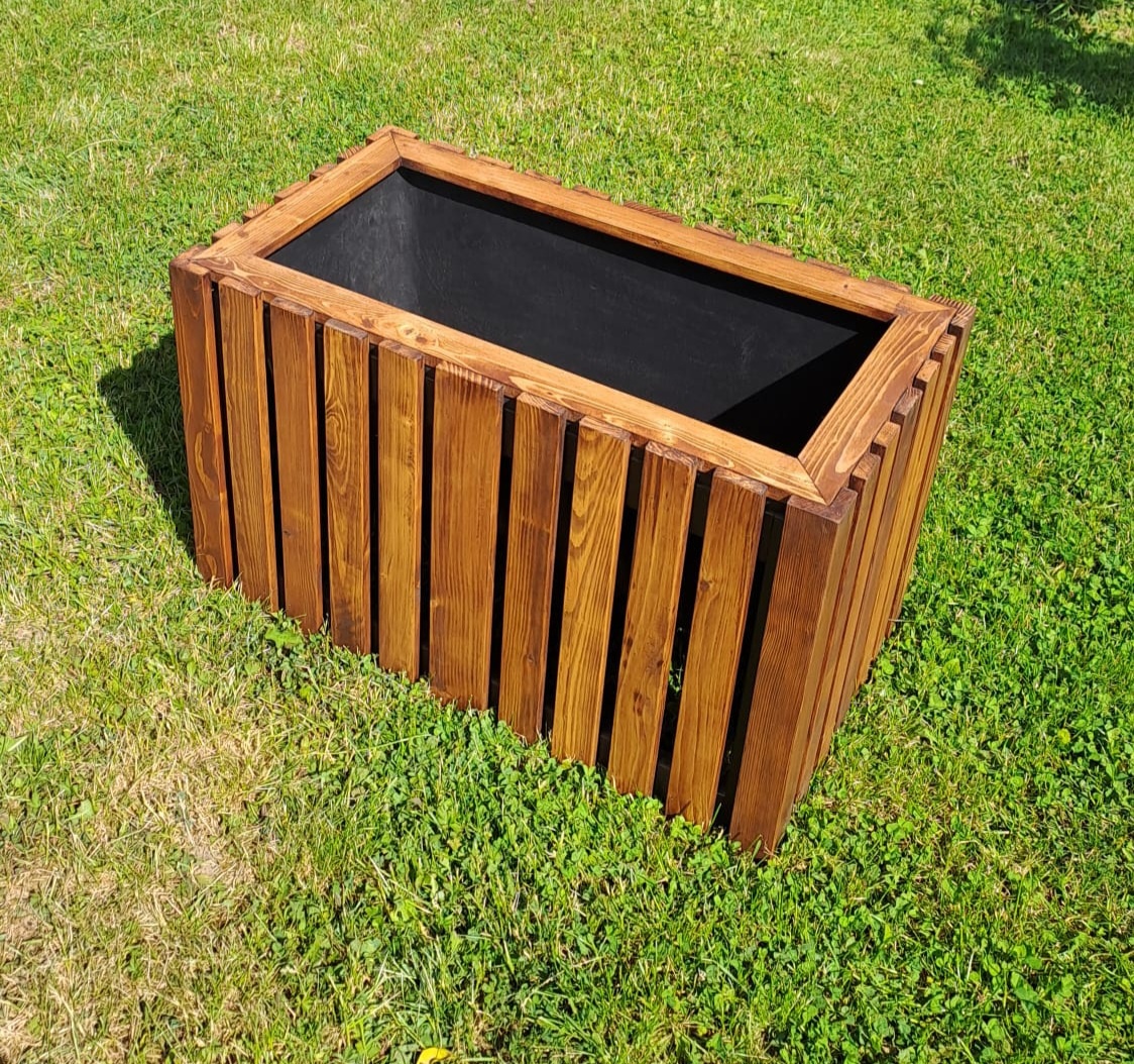 Velký drevený kvetináč